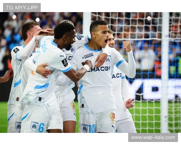 法甲球迷文化展示，马赛主场氛围热烈